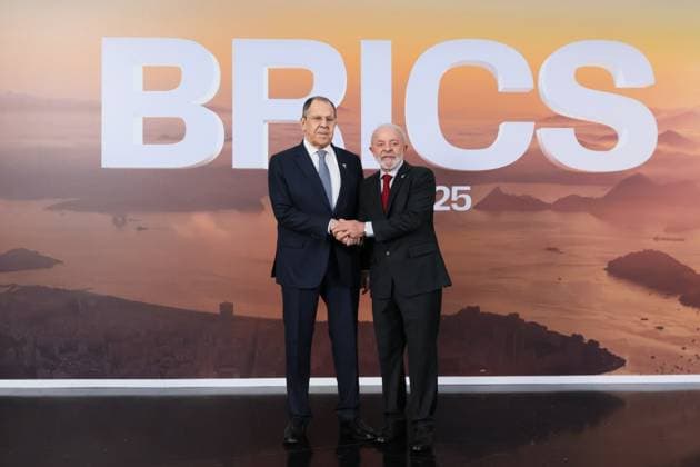 News Themen der Woche KW27 News Bilder des Tages BRAZIL, RIO DE JANEIRO - JULY 6, 2025: Russia s Minister of Foreign Affairs Sergei Lavrov (L) and Brazil s President Luiz Inacio Lula da Silva shake hands during a photo session at the 17th BRICS Summit. Pavel Tsukanov TASS  82264679