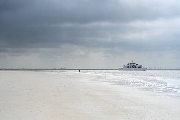 Rückgang der Besucherzahlen. Die Strände der Nordseeinsel Norderney sind derzeit fast Menschenleer. Trotz Sommerferien in vielen Bundesländern ist die Nordseeinsel noch nicht ausgebucht. Norderney Niedersachsen Deutschland *** Decline in visitor numbers The beaches on the North Sea island of Norderney are currently almost empty Despite summer vacations in many federal states, the North Sea island is not yet fully booked Norderney Lower Saxony Germany Copyright: xdiebildwerftx