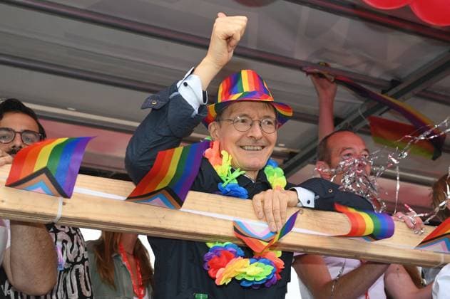 News Themen der Woche KW27 News Bilder des Tages Politiker Karl Lauterbach als Teilnehmer des Christopher Street Day (CSD) in Köln. An der Parade mit dem diesjährigen Motto Für Menschenrechte – Viele. Gemeinsam. Stark! ! nahmen über 200 Gruppen von Lesben und Schwulen teil. Sie demonstrierten für mehr gesellschaftliche Akzeptanz und die rechtliche Gleichstellung von Schwulen, Lesben, Transgender und Bisexueller. *** Politician Karl Lauterbach as a participant in the Christopher Street Day CSD in Cologne Over 200 groups of lesbians and gays took part in the parade with this years motto For Human Rights - Many Together Strong They demonstrated for more social acceptance and legal equality for gays, lesbians, transgender and bisexuals