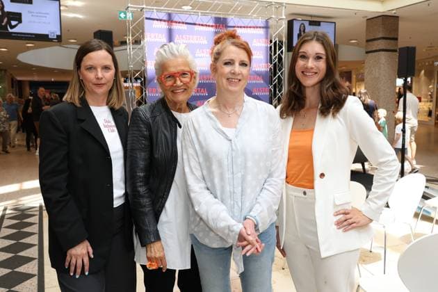 Entertainment Themen der Woche KW27 Entertainment Bilder des Tages Sarah Manteufel, Greta Silver, Monica Lierhaus und Janina Lin Otto zu Gast beim Panel-Talk anläßlich des Aktionstages Integration und Inklusion im Alstertal Einkaufszentrum Hamburg, 6.7.2025 *** Sarah Manteufel, Greta Silver, Monica Lierhaus and Janina Lin Otto as guests at the panel talk on the occasion of the Integration and Inclusion Action Day at Alstertal Einkaufszentrum Hamburg, 6 7 2025