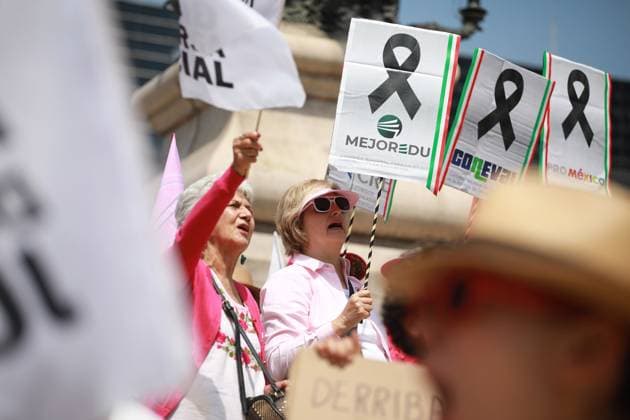 National rally to demand the annulment of the first judicial elections in Mexico MEXICO CITY, MEXICO - JULY 06: Demonstrators hold flags and banners during a rally to demand the annulment of the first judicial elections in Mexico, at Reforma avenue, in Mexico City, Mexico on July 06, 2025. Hundreds of members of opposition groups and members of the Mexican judiciary gathered to take part in a rally to demand the annulment of the first Mexico s judicial elections held on 1 June 2025, alleging irregularities and fraud in the electoral process. Daniel Cardenas Anadolu Mexico City Mexico. Editorial use only. Please get in touch for any other usage.  Copyright: x2025xAnadoluxDanielxCardenasx