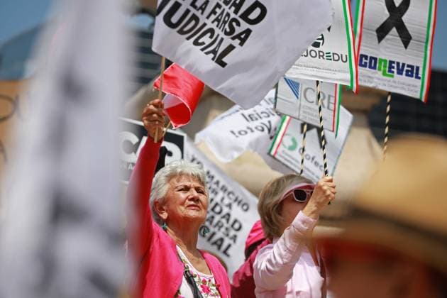 National rally to demand the annulment of the first judicial elections in Mexico MEXICO CITY, MEXICO - JULY 06: Demonstrators hold flags and banners during a rally to demand the annulment of the first judicial elections in Mexico, at Reforma avenue, in Mexico City, Mexico on July 06, 2025. Hundreds of members of opposition groups and members of the Mexican judiciary gathered to take part in a rally to demand the annulment of the first Mexico s judicial elections held on 1 June 2025, alleging irregularities and fraud in the electoral process. Daniel Cardenas Anadolu Mexico City Mexico. Editorial use only. Please get in touch for any other usage.  Copyright: x2025xAnadoluxDanielxCardenasx