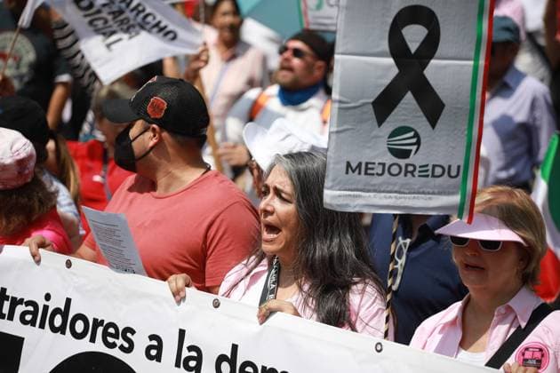 National rally to demand the annulment of the first judicial elections in Mexico MEXICO CITY, MEXICO - JULY 06: Demonstrators hold flags and banners during a rally to demand the annulment of the first judicial elections in Mexico, at Reforma avenue, in Mexico City, Mexico on July 06, 2025. Hundreds of members of opposition groups and members of the Mexican judiciary gathered to take part in a rally to demand the annulment of the first Mexico s judicial elections held on 1 June 2025, alleging irregularities and fraud in the electoral process. Daniel Cardenas Anadolu Mexico City Mexico. Editorial use only. Please get in touch for any other usage.  Copyright: x2025xAnadoluxDanielxCardenasx