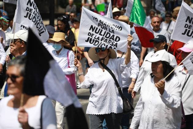 National rally to demand the annulment of the first judicial elections in Mexico MEXICO CITY, MEXICO - JULY 06: Demonstrators hold flags and banners during a rally to demand the annulment of the first judicial elections in Mexico, at Reforma avenue, in Mexico City, Mexico on July 06, 2025. Hundreds of members of opposition groups and members of the Mexican judiciary gathered to take part in a rally to demand the annulment of the first Mexico s judicial elections held on 1 June 2025, alleging irregularities and fraud in the electoral process. Daniel Cardenas Anadolu Mexico City Mexico. Editorial use only. Please get in touch for any other usage.  Copyright: x2025xAnadoluxDanielxCardenasx