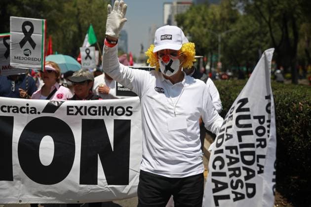 National rally to demand the annulment of the first judicial elections in Mexico MEXICO CITY, MEXICO - JULY 06: Demonstrator holds a banner during a rally to demand the annulment of the first judicial elections in Mexico, at Reforma avenue, in Mexico City, Mexico on July 06, 2025. Hundreds of members of opposition groups and members of the Mexican judiciary gathered to take part in a rally to demand the annulment of the first Mexico s judicial elections held on 1 June 2025, alleging irregularities and fraud in the electoral process. Daniel Cardenas Anadolu Mexico City Mexico. Editorial use only. Please get in touch for any other usage.  Copyright: x2025xAnadoluxDanielxCardenasx
