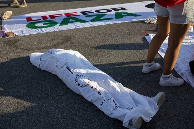 News Themen der Woche KW27 News Bilder des Tages Demonstration Life for Gaza in Naples NAPLES, ITALY - JULY 6: Hundreds attend a die-in during the demonstration Life for Gaza which took place on the seafront of Naples, Italy on July 6, 2025. People attended the event in solidarity with Gaza and to condemned the Israeli attacks. Iso Ekle Anadolu Naples Italy. Editorial use only. Please get in touch for any other usage.  Copyright: x2025xAnadoluxIsoxEklex