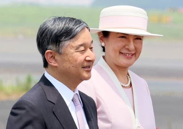 Entertainment Themen der Woche KW27 Entertainment Bilder des Tages July 6, 2025, Tokyo, Japan - Japanese Emperor Naruhito (L) and Empress Masako (R) walk toward a government plane as they leave to Mongolia at the Tokyo International Airport in Tokyo on Sunday, July 6, 2025. Japanese royal couple will make a week-long state visit to Mongolia. (photo by Yoshio Tsunoda AFLO)  aflo_296990734