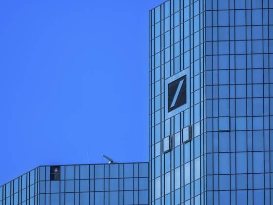 Doppeltürme der Zentrale der Deutschen Bank mit dem Firmenlogo Schrägstrich im Quadrat, Frankfurt am Main, Hessen, Deutschland, Europa Twin towers of the Deutsche Bank headquarters with the company logo slash in the square, Frankfurt am Main, Hesse, Germany, Europe Copyright: imageBROKER NorbertxNeetz iblnon11450775.jpg