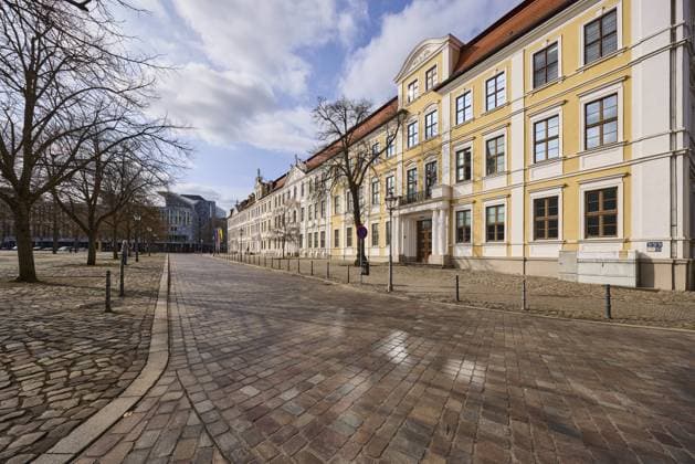 Landtag, historische Häuser, Baustil Barock, Absperrpoller, kahle winterliche Bäume, Fahrbahn aus Kopfsteinpflaster, Platz, blauer Himmel, Cumuluswolken, Domplatz, Magdeburg, Landeshauptstadt, kreisfreie Stadt, Sachsen-Anhalt, Deutschland, Europa State parliament, historic houses, baroque architectural style, bollards, bare winter trees, cobblestone pavement, square, blue sky, cumulus clouds, cathedral square, Magdeburg, state capital, independent city, Saxony-Anhalt, Germany, Europe Copyright: imageBROKER OlafxSchulz iblosz14155608.jpg