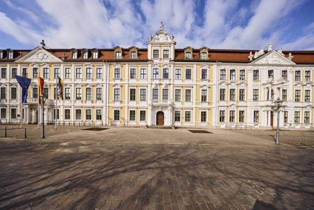 Landtag, historische Häuser, Baustil Barock, Fassade, Fenster, Fahnenmasten, Flaggen, Kopfsteinpflaster, blauer Himmel, Cumuluswolken, Domplatz, Magdeburg, Landeshauptstadt, kreisfreie Stadt, Sachsen-Anhalt, Deutschland, Europa State parliament, historic houses, baroque architectural style, facade, windows, flagpoles, flags, cobblestones, blue sky, cumulus clouds, cathedral square, Magdeburg, state capital, independent city, Saxony-Anhalt, Germany, Europe Copyright: imageBROKER OlafxSchulz iblosz14155619.jpg