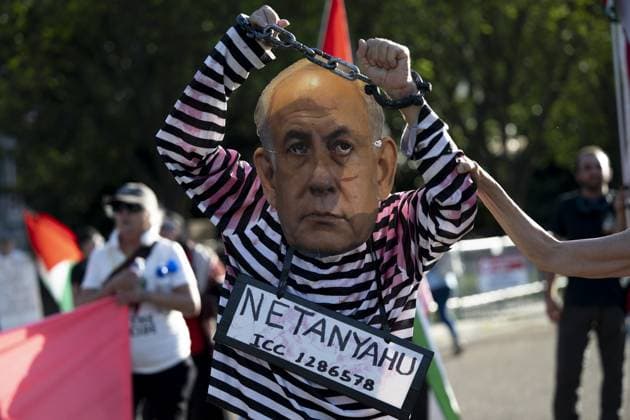 News Themen der Woche KW27 News Bilder des Tages Pro-Palestinian activists hold noise protest outside the White House before Netanyahu s visit WASHINGTON DC, UNITED STATES - JULY 6: Protesters gathered in front of the White House to demonstrate against Israeli Prime Minister Benjamin Netanyahu s visit to Washington, DC. Carrying Palestinian flags and placards, the demonstrators denounced Israel’s ongoing military actions in Gaza and called for an end to U.S. support for Israel. Celal Gunes Anadolu Washington United States. Editorial use only. Please get in touch for any other usage.  Copyright: x2025xAnadoluxCelalxGunesx