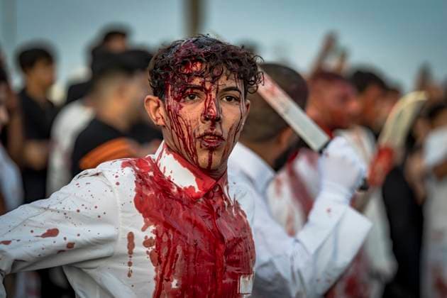 Bilder des Jahres 2025, News 07 Juli News Themen der Woche KW27 News Bilder des Tages Tatbir Ritual Baghdad Iraq A man with a bloodied face stands among the procession in Baghdad, Iraq on July 6, 2025. Tatbir is a religious ritual practiced by some Shia Muslims on Ashura to mark the martyrdom of Imam Hussain, where participants strike their heads with swords to express grief and solidarity with the tragedy of Karbala. Baghdad Baghdad Iraq Copyright: xAlixAbdulxWahidx