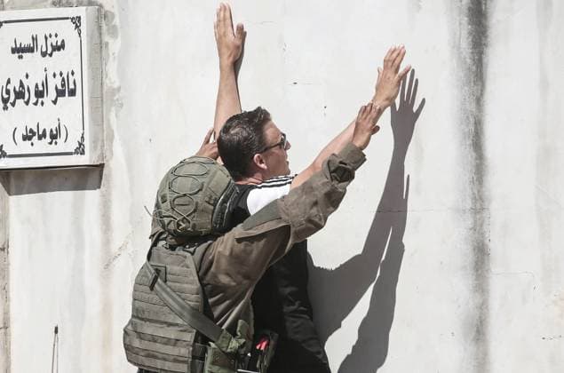 News Themen der Woche KW27 News Bilder des Tages July 6, 2025, Tulkarm, West Bank, Palestine: An Israeli soldier searches a young Palestinian man trying to cross into the Tulkarm refugee camp in the West Bank, as residents evacuate their homes and carry their belongings, as Israeli military operations continue in the area in preparation for a planned home demolition by Israeli security forces. Tulkarm Palestine - ZUMAs197 20250706_aaa_s197_150 Copyright: xNasserxIshtayehx