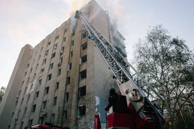 News Themen der Woche KW28 Aftermath Of The Attack On Kharkiv Two Russian Shahed-type drone strikes hit Kharkiv in the early morning of July 7, 2025, targeting residential high-rise buildings and civilian infrastructure in the Shevchenkivskyi and Slobidskyi districts. Fires broke out after the impacts, and at least 15-23 people, including children, were injured, according to regional officials. Kharkiv Ukraine  Copyright: xPavloxPakhomenkox originalFilename: pakhomenko-notitle250707_nptA1.jpg
