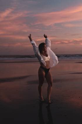 Creative Highlights Symbolbilder Young woman posing at sunset on a tropical beach shoreline South Kuta, Bali, Indonesia CR_YUKI250703B-1770806-01 ,model released, Symbolfoto