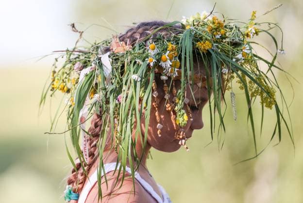 RUSSIA, MOSCOW REGION - JULY 5, 2025: A girl wears a flower crown during festivities marking Ivan Kupala Day, a pagan summer solstice celebration, at the Vasilkovoye Ozero holiday park Russia  - ZUMAt113 20250705_zaa_t113_464 Copyright: xValeriaxKaluginax