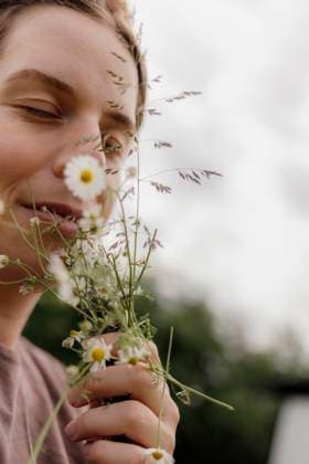 Creative Highlights Symbolbilder Woman holding Chamomile flowers in grassy meadow Amsterdam, North Holland, Netherlands CR_RTBZ250705A-1778745-01 ,model released, Symbolfoto
