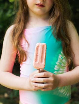Creative Highlights Symbolbilder Young girl holding popsicle on a summer day Seattle, Washington, United States R_AAGC250703-1777688-01 ,model released, Symbolfoto