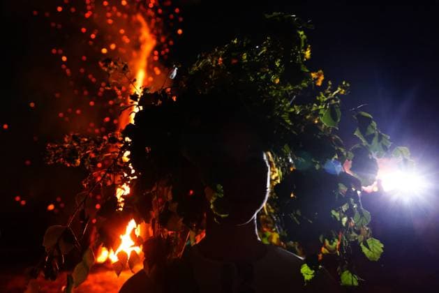 RUSSIA, MOSCOW REGION - JULY 5, 2025: A girl takes part in festivities marking Ivan Kupala Day, a pagan summer solstice celebration, at the Vasilkovoye Ozero holiday park Russia  - ZUMAt113 20250705_zaa_t113_540 Copyright: xVeronikaxZorinax
