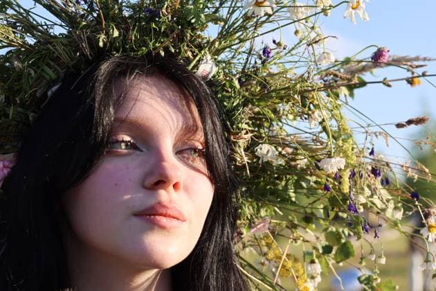 RUSSIA, MOSCOW REGION - JULY 5, 2025: A girl wears a flower crown during festivities marking Ivan Kupala Day, a pagan summer solstice celebration, at the Vasilkovoye Ozero holiday park Russia  - ZUMAt113 20250705_zaa_t113_543 Copyright: xVeronikaxZorinax