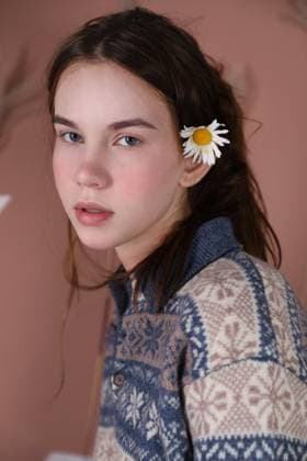Creative Highlights Symbolbilder Beauty portrait of a brunette woman with a daisy in her hair Novosibirsk, Novosibirsk Oblast, Russia R_OLOL250706A-1779146-01 ,model released, Symbolfoto