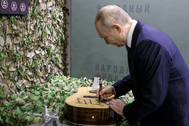 News Themen der Woche KW27 RUSSIA, MOSCOW - JULY 6, 2025: Russia s President Vladimir Putin signs an autograph on a guitar at an exhibition showcasing the results of the Russian Popular Front s efforts over the past three years, as part of the Russian Popular Front s Everything for Victory! forum at the Russia National Centre Moscow Russia  - ZUMAt113 20250706_zaa_t113_195 Copyright: xMikhailxMetzelx