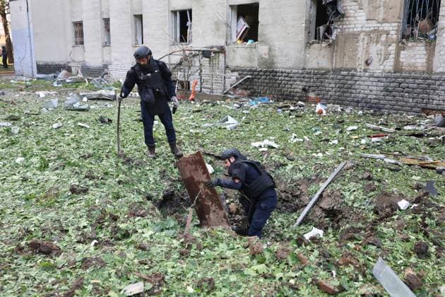 News Themen der Woche KW28 Investigators search for the fragments of a Russian Shahed-type drone which landed outside an apartment block in Kharkiv, Ukraine, on July 7, 2025. (Photo by Viacheslav Madiievskyi Ukrinform) Russian army carries out drone attack on Kharkiv  Copyright: xViacheslavxMadiievskyix