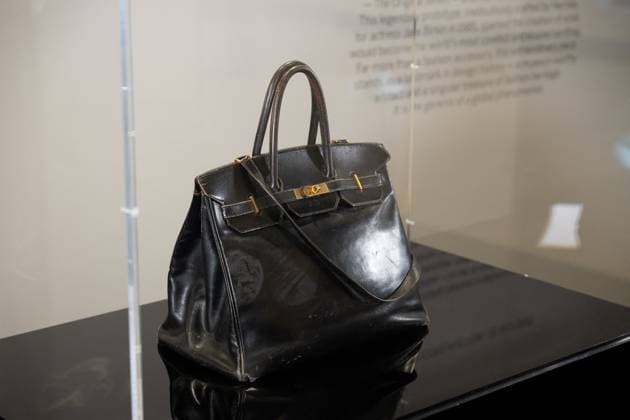 The very first Hermès Birkin bag, designed for Jane Birkin in 1985, currently on display at Sothebys Paris, ahead of the Fashion Icons auction scheduled for July 10, 2025 at 4pm, Paris July 7, 2025 Hermès very first Birkin bag to be auctioned The first Hermès Birkin bag, once owned by the late actress Jane Birkin, is set to be auctioned for a price that could reach millions of dollars, according to international media reports The bags starting price is estimated at $500,000 Jonathan Jacob Bestimage The very first Hermès Birkin bag, designed for Jane Birkin in 1985, is currently on display at Sothebys Paris, ahead of the Fashion Icons auction scheduled for July 10, 2025, at 4 p m , Paris, July 7, 2025 The very first Hermès Birkin bag will b Copyright: xJonathanxJacobx xBestimagexJonathanxJacobx xBestimagex