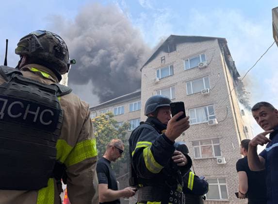 Bilder des Jahres 2025, News 07 Juli News Themen der Woche KW28 First responders work at the scene where a Russian attack drone landed in the vicinity of the Zaporizhzhia Regional Territorial Recruitment Centre, Zaporizhzhia, Ukraine, on July 7, 2025. (Photo by Dmytro Smolienko Ukrinform) Russian drones strike military enlistment office Zaporizhzhia  Copyright: xDmytroxSmolienkox