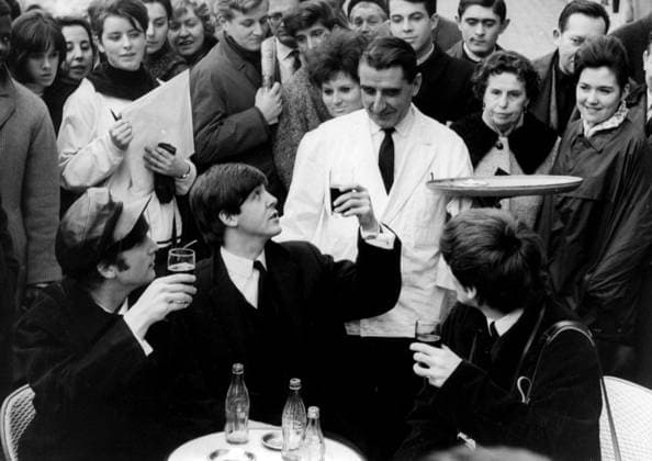 Englische Rockband The Beatles 1960 - 1970 15. Januar 1964 – Paris, Frankreich – Als die Beatles in Paris waren, um in der Olympia Music Hall aufzutreten, nahmen sie sich auch Zeit, die Sehenswürdigkeiten zu besichtigen und die Champs-Elysées entlang zu schlendern, wo sie von Schaulustigen umringt wurden. IM BILD: JOHN LENNON, PAUL MCCARTNEY und GEORGE HARRISON genießen einen Drink in einem Restaurant. Paris France *** English Rock band The Beatles 1960 1970 15 January 1964 – Paris, France – as the Beatles in Paris were, at in the Olympia Music Hall to perform, took you itself also Time, the Places of interest to visit and the Champs Elysées along to stroll, where you from Schaulustigen surrounds were at Picture John LENNON, Paul Mc  Copyright: xUnitedxArchivesx xkpaxKeystonex 19640115_jsb_k09_106