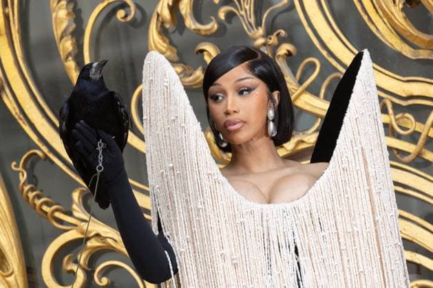 PFW Schiaparelli Outside Arrivals NB Cardi B with a crow arriving at the Schiaparelli show as part of Haute Couture Fashion Week on July 07, 2025 in Paris, France. Photo by Nasser Berzane ABACAPRESS.COM Paris France  Copyright: xBerzanexNasser ABACAx