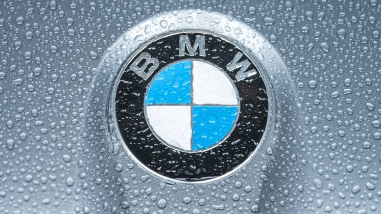 Das Logo des Autoherstellers BMW ist auf einem BMW M2 (G87) zu sehen, der im Regen stand. Nürburg Rheinland-Pfalz Deutschland *** The logo of the car manufacturer BMW can be seen on a BMW M2 G87 standing in the rain Nürburg Rhineland-Palatinate Germany