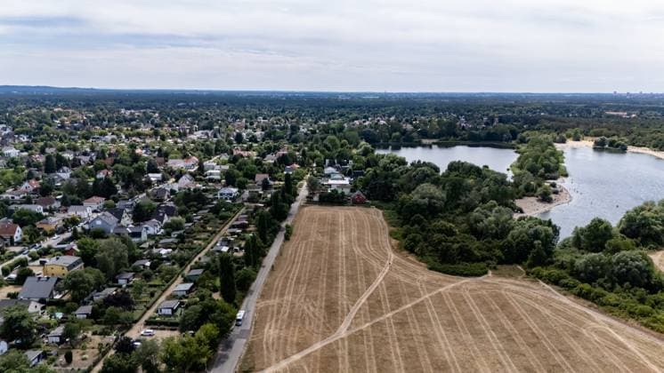 Drohnenansicht der Kaulsdorfer Seen und anliegende Wohngebiete in Berlin am 6. Juli 2025. Kaulsdorf Biesdorf *** Drone view of the Kaulsdorf lakes and adjacent residential areas in Berlin on July 6, 2025 Kaulsdorf Biesdorf