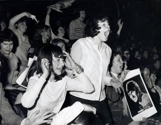 Englische Rockband The Beatles 1960 - 1970 26. April 1964 London, England, Großbritannien Fans der Beatles während eines Konzerts im Empire Pool Wembley, London. Als eine der kommerziell erfolgreichsten und von Kritikern gefeierten Bands der Popmusikgeschichte führten die Beatles Mitte der 1960er Jahre die musikalische British Invasion in die Vereinigten Staaten. Mit ihrer Landung am 7. Februar 1964 stellten sie die Welt der Popkultur buchstäblich auf den Kopf und prägten die musikalische Agenda für den Rest des Jahrzehnts. London England United Kingdom *** English Rock band The Beatles 1960 1970 26 April 1964 London, England, Great Britain Fans the Beatles during one concerts at Empire Pool Wembley, London as a the  Copyright: xUnitedxArchivesx xkpaxKeystonex 19640426_olc_k09_082