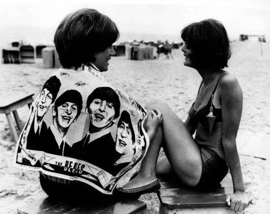 Englische Rockband The Beatles 1960 - 1970 23. Mai 1964 Bloemendaal, Niederlande Beatles-Fans zeigen ihre Begeisterung für das Mersey-Quartett immer wieder, indem sie ihr Rückenbild drapieren. Jetzt ist in Holland ein Strandtuch mit den vier zerzausten Köpfen erhältlich. Die niederländischen Teenager warten natürlich schon auf den 6. Juni, wenn die Beatles nach Holland kommen. IM BILD: Niederländischer Teenager mit einem Beatles-Strandtuch. Bloemendaal Holland Netherlands *** English Rock band The Beatles 1960 1970 23 May 1964 Bloemendaal, Netherlands Beatles Fans show their Enthusiasm for the Mersey Quartet Always again, by you their Back image drape Now is in Holland a Beach towel with the four zerzausten Heading availa  Copyright: xUnitedxArchivesx xkpaxKeystonex 19640523_mab_k09_067