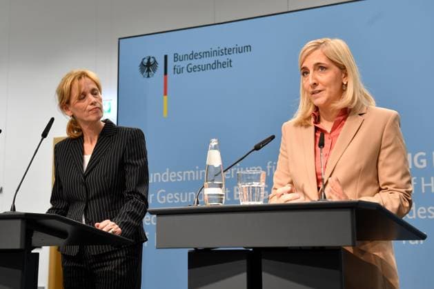 News Themen der Woche KW28 Die Arbeitsgruppe fuer die Pflegereform mit Vertreterinnen und Vertretern von Bund und Laendern sowie kommunalen Spitzenverbaenden am Montagnachmittag (07.07.2025) in Berlin. (Foto v.l.: Bundesministerin fuer Bildung, Familie, Senioren, Frauen und Jugend, Karin Prien (CDU) und Bundesgesundheitsministerin Nina Warken (CDU)) Die Arbeitsgruppe soll laut Koalitionsvertrag noch in diesem Jahr Reformvorschlaege machen. Ziele der angestrebten Veraenderungen sind laut schwarz-rotem Koalitionsvertrag unter anderem die nachhaltige Finanzierung und Finanzierbarkeit der Pflegeversicherung und eine Staerkung sowohl der ambulanten wie auch der haeuslichen Pflege. (Siehe epd-Meldung vom 07.07.2025) EDITORIAL USE ONLY *** The working group for the care Copyright: epd-bild ChristianxDitsch _DSC7873