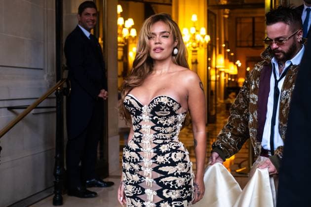 Colombian singer Karol G Carolina Giraldo Navarro leaving the Hotel Le Meurice to attend the Schiaparelli show during Paris Fashion Week PFW Colombian singer Karol G Carolina Giraldo Navarro leaving the Hotel Le Meurice to attend the Schiaparelli show during Paris Fashion Week PFW , France, July 7, 2025 Julien Sarkissian Bestimage Paris France  Copyright: xJulienxSarkissianx xBestimagexJulienxSarkissianx xBestimagex