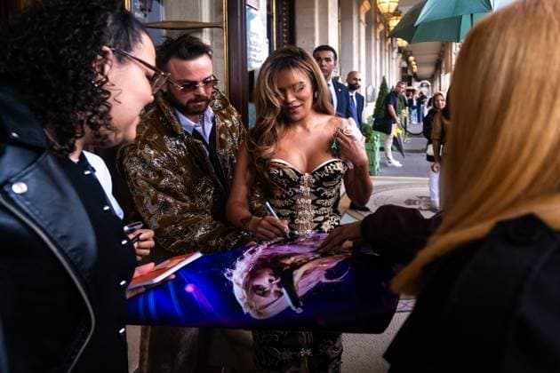 Colombian singer Karol G Carolina Giraldo Navarro leaving the Hotel Le Meurice to attend the Schiaparelli show during Paris Fashion Week PFW Colombian singer Karol G Carolina Giraldo Navarro leaving the Hotel Le Meurice to attend the Schiaparelli show during Paris Fashion Week PFW , France, July 7, 2025 Julien Sarkissian Bestimage Paris France  Copyright: xJulienxSarkissianx xBestimagexJulienxSarkissianx xBestimagex