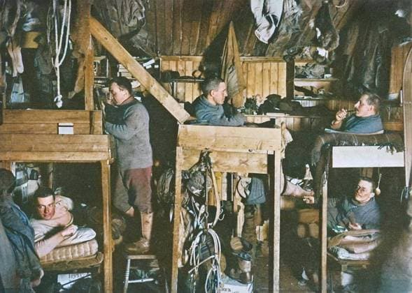 RECORD DATE NOT STATED The Tenements (Cherry-Garrard, Bowers, Oates, Meares, Atkinson), 9 October 1911, (1913). Bunks in the hut of Assistant zoologist Apsley Cherry-Garrard, Lieutenant Henry Robertson Bowers, Captain Lawrence Oates, Cecil H Meares, medical officer Edward L Atkinson. The final expedition of British Antarctic explorer Captain Robert Falcon Scott (1868-1912) left London on 1 June 1910 bound for the South Pole. The Terra Nova Expedition, officially the British Antarctic Expedition (1910-1913), included a geologist, a zoologist, a surgeon, a photographer, an engineer, a ski expert, a meteorologist and a physicist among others. Scott wished to continue the scientific work that he had begun when leading the Discovery Expedition to the Antarctic in 1901  Copyright:ThexPrintxCollector HeritagexImagesxHerbertxPontingx IMAGO