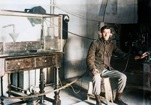 RECORD DATE NOT STATED Francesco de Bernocchi & his wireless iconograph, between c1910 and c1915. Wireless icongraph, a sort of early fax machine will transmit messages, sketches, autographs, shorthand, and other signs. (Colorised black and white print). Copyright:xHeritagexArt HeritagexImagesxBainxNewsxServicex IMAGO, ! ACHTUNG: AUFNAHMEDATUM GESCHÄTZT!  Copyright:HeritagexArt HeritagexImagesxBainxNewsxServicex IMAGO