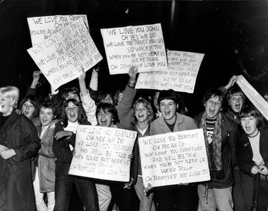 Englische Rockband The Beatles 1960 - 1970 22. September 1964 – London, England, Vereinigtes Königreich – Hunderte kreischende Teenager bereiteten der Popgruppe The Beatles einen grandiosen Empfang, als sie gestern Abend nach ihrer Tournee durch die Vereinigten Staaten zum Londoner Flughafen zurückkehrten. London England United Kingdom *** English Rock band The Beatles 1960 1970 22 September 1964 – London, England, United Kingdom – Hundreds screechy Teenagers prepared the Pop group The Beatles a terrific Reception, as you yesterday Evening to their Tour through the United States to London Airport returned London England United Kingdom  Copyright: xUnitedxArchivesx xkpaxKeystonex 19640922_mab_k09_115