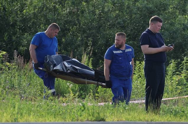 News Themen der Woche KW28 RUSSIA, MOSCOW REGION - JULY 7, 2025: A security service employee is seen as funeral service employees carry the body of former Russian Transport Minister Roman Starovoit. According to the Russian Investigative Committee, the body of Roman Starovoit with a gunshot wound was found in his car, the main version is suicide. Sergei Savostyanov TASS  82291230