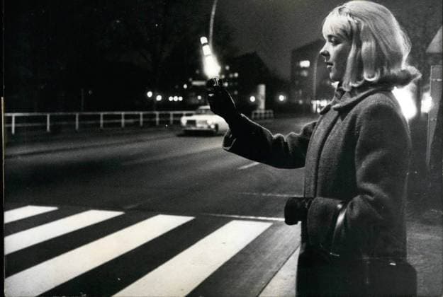 1. Januar 1965 – Ein Berliner Ingenieur erfand einen Leuchtstab zur Sicherung von Fußgängern auf Zebrastreifen, nachdem die Zahl der Todesopfer auf deutschen Straßen durch das neue Gesetz, das Fußgängern beim Überqueren schwarz-weiß markierter Zebrastreifen auch nachts Vorfahrt gewährte, gestiegen war. Der Leuchtstab lässt sich problemlos an allen gängigen Taschenlampen befestigen. *** 1 January 1965 – a Berlin Engineer invented a Light bar to Backup from Pedestrians at Crosswalk, after the Number the Casualties at Germans Roads through the New Law, the Pedestrians at cross Black white Marked Zebra crossing also at night Right of way granted, increased was the Light bar lets itse  Copyright: xUnitedxArchivesx xkpaxKeystonex 19650101_baf_k09_143