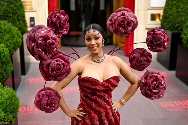 Cardi B rentre à lhôtel Fouquet s Paris après avoir assister au défilé Rahul Mishrai lors de la Fashion Week de Paris PFW , à Paris, France, le 7 juillet 2025 Yehiel Chekroune Bestimage Cardi B returns to the Fouquet s Hotel after attending the Rahul Mishrai show during Paris Fashion Week PFW , in Paris, France, on July 7, 2025 Yehiel Chekroune Bestimage Paris France  Copyright: xYehielxChekrounex xBestimagexYehielxChekrounex xBestimagex