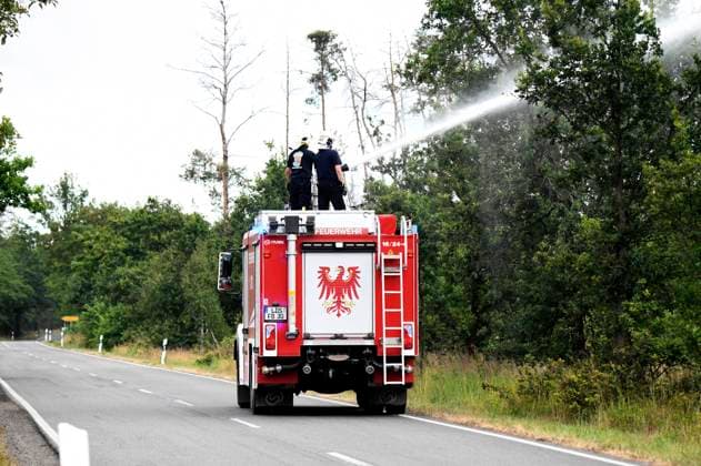 News Themen der Woche KW28 Feuerwehr im Einsatz beim Pressetermin in der Gohrischheide, wo es seit dem 1. Juli brennt. Derzeit wird von einer vom Brand betroffenen Fläche von etwa 2.100 Hektar ausgegangen. Aktuell befinden sich etwa 600 Kräfte von der Freiwilligen Feuerwehr, dem Technischen Hilfswerk, der Bundeswehr, der Polizei und anderen Organisationen in den fünf Einsatzabschnitten im Einsatz. Im Einsatzabschnitt Jacobsthal ist die Lage stabil. Es gilt weiterhin eine Ausbreitung des Brandgeschehens Richtung Süden zu verhindern sowie den alten Sprengplatz und die Ortschaft zu schützen. Jacobsthal, 07.07.2025 *** Fire department in action at the press event in Gohrischheide, where the fire has been burning since 1 July The area affected by the fire is current Foto:xM.xFischerx xFuturexImagex waldbrand_5750