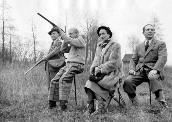 Herzog und Herzogin Edward VIII. 1894 1972 und Wallis Simpson 1896 1986 12. Dezember 1951 Elsass, Frankreich Edward VIII. hatte die verheiratete Amerikanerin Wallis Simpson kennengelernt und sich in sie verliebt. Edward erkannte, dass er sich zwischen der Krone und Frau Simpson entscheiden musste, die als zweimal geschiedene Frau als Königin nicht in Frage kam. Edward wurde zum Herzog von Windsor ernannt, und die beiden heirateten. Bild: Der Herzog und die Herzogin von Windsor bei der Jagd im Elsass. Alsace France *** Herzog and Duchess Edward VIII 1894 1972 and Wallis Simpson 1896 1986 12 December 1951 Alsace, France Edward VIII had the married American woman Wallis Simpson got to know and itself in you In love Edward reco  Copyright: xUnitedxArchivesx xkpaxKeystonex 19650324_nin_k09_109