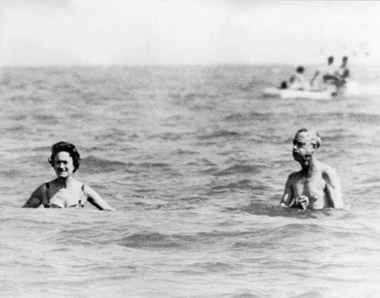 Herzog und Herzogin Edward VIII. 1894 1972 und Wallis Simpson 1896 1986 3. August 1961 Venedig, Italien Edward VIII. hatte eine verheiratete Amerikanerin, Mrs. Wallis Simpson, kennengelernt und sich in sie verliebt. Edward erkannte, dass er sich zwischen der Krone und Mrs. Simpson entscheiden musste, die als zweimal geschiedene Frau als Königin nicht in Frage gekommen wäre. Edward wurde zum Herzog von Windsor ernannt, und die beiden heirateten. Bild: Der Herzog und die Herzogin während eines Strandurlaubs in Venedig. Venice Italy *** Herzog and Duchess Edward VIII 1894 1972 and Wallis Simpson 1896 1986 3 August 1961 Venice, Italy Edward VIII had a married American, Mrs Wallis Simpson, got to know and itself in you In lov  Copyright: xUnitedxArchivesx xkpaxKeystonex 19650324_nin_k09_120