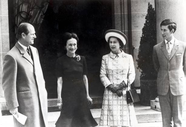 Königliche Familie besucht sterbenden Herzog 19. Mai 1972 Paris, Frankreich Prinz Philip, Herzog von Edinburgh, zusammen mit der Herzogin von Windsor, Wallis Simpson, Königin Elisabeth II. und Prinz Charles, verlassen nach einem Besuch das Haus des Herzogs von Windsor. Der Herzog liegt im Sterben und kann die Treppe nicht mehr hinaufsteigen. Paris France *** Royal Family visits dying Herzog 19 May 1972 Paris, France Prinz Philip, Herzog from Edinburgh, together with the Duchess from Windsor, Wallis Simpson, Queen Elisabeth II and Prinz Charles, leave to a Visit the House of Duke from Windsor the Herzog is at Dying and can the Stairs not more climb up Paris France  Copyright: xUnitedxArchivesx xkpaxKeystonex 19650324_nin_k09_126