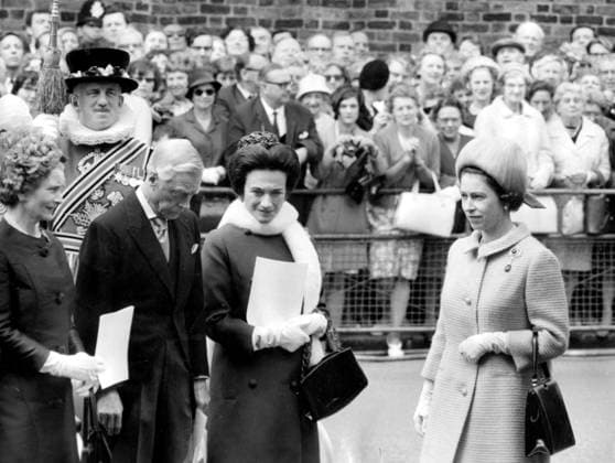 Königliche Familie des Hauses Windsor 1917 - 8. Juni 1967 London, England, Vereinigtes Königreich Königin Elisabeth II., Herzogin von Windsor, und seine Frau Herzogin (WALLIS SIMPSON) während des ersten offiziellen Treffens seit dem Tod von König Georg V. Anlass war die Enthüllung der Gedenktafel für Königin Mary. London England UK *** Royal Family of House Windsor 1917 8 June 1967 London, England, United Kingdom Queen Elisabeth II , Duchess from Windsor, and its Woman Duchess Wallis Simpson during of first official Meeting since the Death from King Georg V Occasion was the Unveiling the Commemorative plaque for Queen Mary London England UK  Copyright: xUnitedxArchivesx xkpaxKeystonex 19650324_nin_k09_127