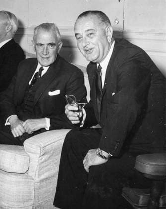 Präsident Lyndon B. Johnson 1908 - 1973 25. März 1965 – Washington, District of Columbia, USA – Lyndon Baines Johnson (27. August 1908 – 22. Januar 1973), oft kurz LBJ genannt, war der 36. Präsident der Vereinigten Staaten (1963–1969), nachdem er von 1961 bis 1963 als 37. Vizepräsident der Vereinigten Staaten gedient hatte. Im Bild: Der britische Außenminister Michael Stewart spricht über den Einsatz von Tränengas in Vietnam. Washington District of Columbia U.S. *** President Lyndon B Johnson 1908 1973 25 March 1965 – Washington, District of Columbia, USA – Lyndon Baines Johnson 27 August 1908 – 22 January 1973 , often briefly LBJ called, was the 36 President the United States 1963-1969 , after he from 1961 to 1963 as 37 Vice Preside  Copyright: xUnitedxArchivesx xkpaxKeystonex 19650325_sha_k09_966